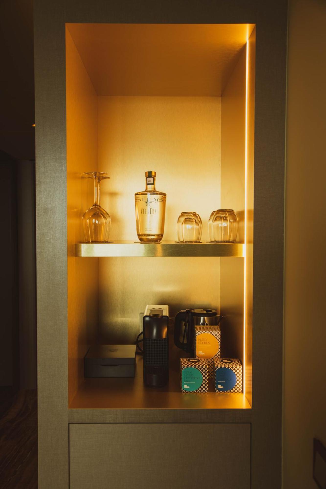 빌라 포즈 호텔 앤 스파 포르투 외부 사진 A Nespresso machine in a hotel room
